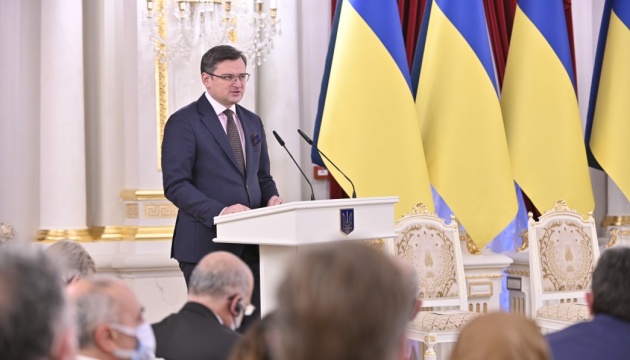 Le ministre des Affaires étrangères ukrainien salue le soutien des Occidentaux face à la menace d’offensive russe 