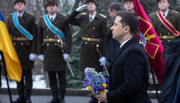 Зеленский возложил цветы к Памятному кресту Героям Крут