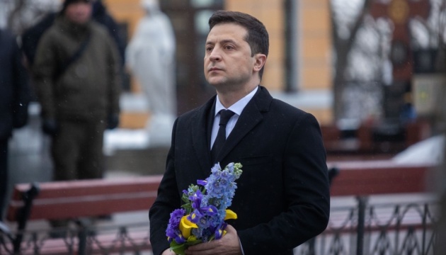 Zelensky deposita flores en la Cruz Conmemorativa a los Héroes de Kruty