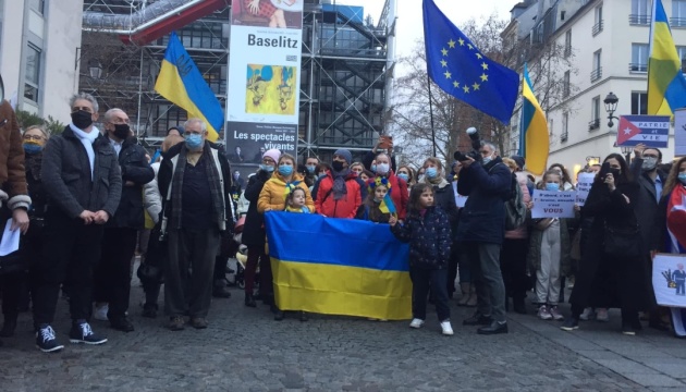 У Парижі українці провели мітинг проти агресивної політики Росії
