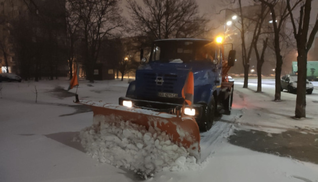 На боротьбу зі снігом у столиці вивели понад 350 одиниць спецтехніки