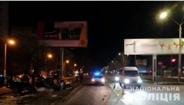 В Одесі авто влетіло в опору рекламного щита, є загиблі