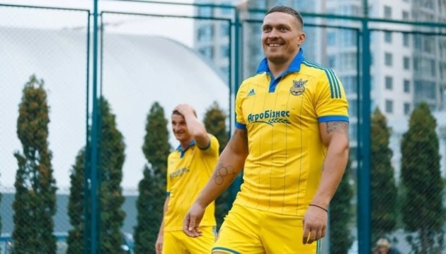 Олександр Усик дебютує у великому футболі 