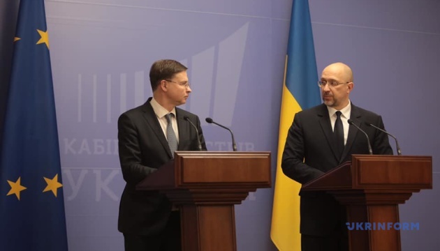 Schmyhal erörtert mit EU-Kommissar Dombrovskis Sanktionen gegen Russland und Hilfe für die Ukraine