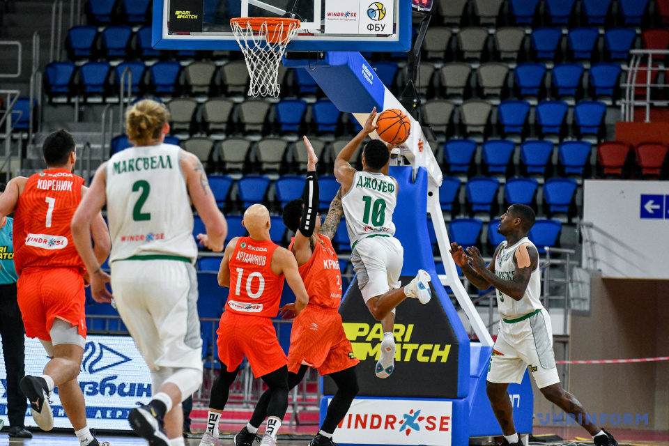 Игровой момент матча чемпионата баскетбольной Суперлиги Windrose между «Запорожьем» и «Кривбассом» / Фото: Дмитрий Смольенко, Укринформ