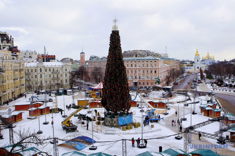 В Киеве начали демонтировать новогоднюю елку / Фото: Инна Бородаева. Укринформ