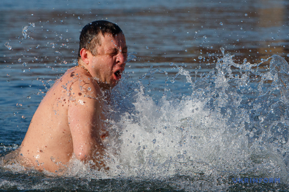 Водохресні купання в річці Уж / Фото: Сергій Гудак, Укрінформ
