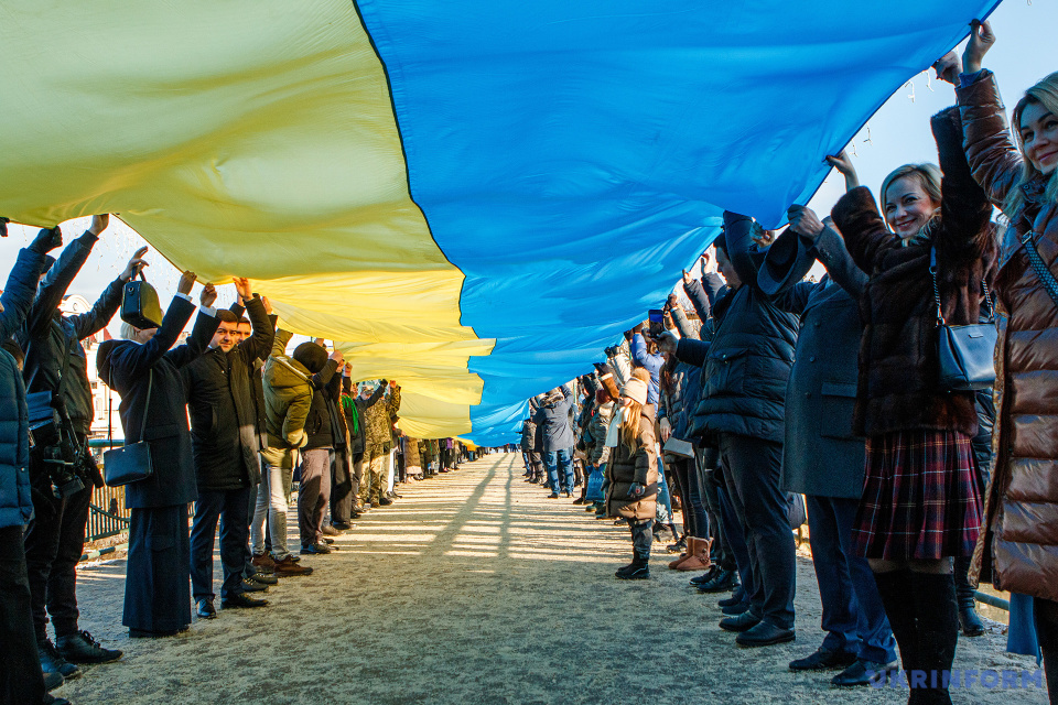 100 Meter lange Nationalflagge wurde anlässlich des Tages der Einheit durch die Straßen in Uschhorod getragen / Foto: Serhij Hudak. Ukrinform