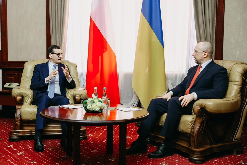 モラヴェツキ・ポーランド首相とシュミハリ・ウクライナ首相