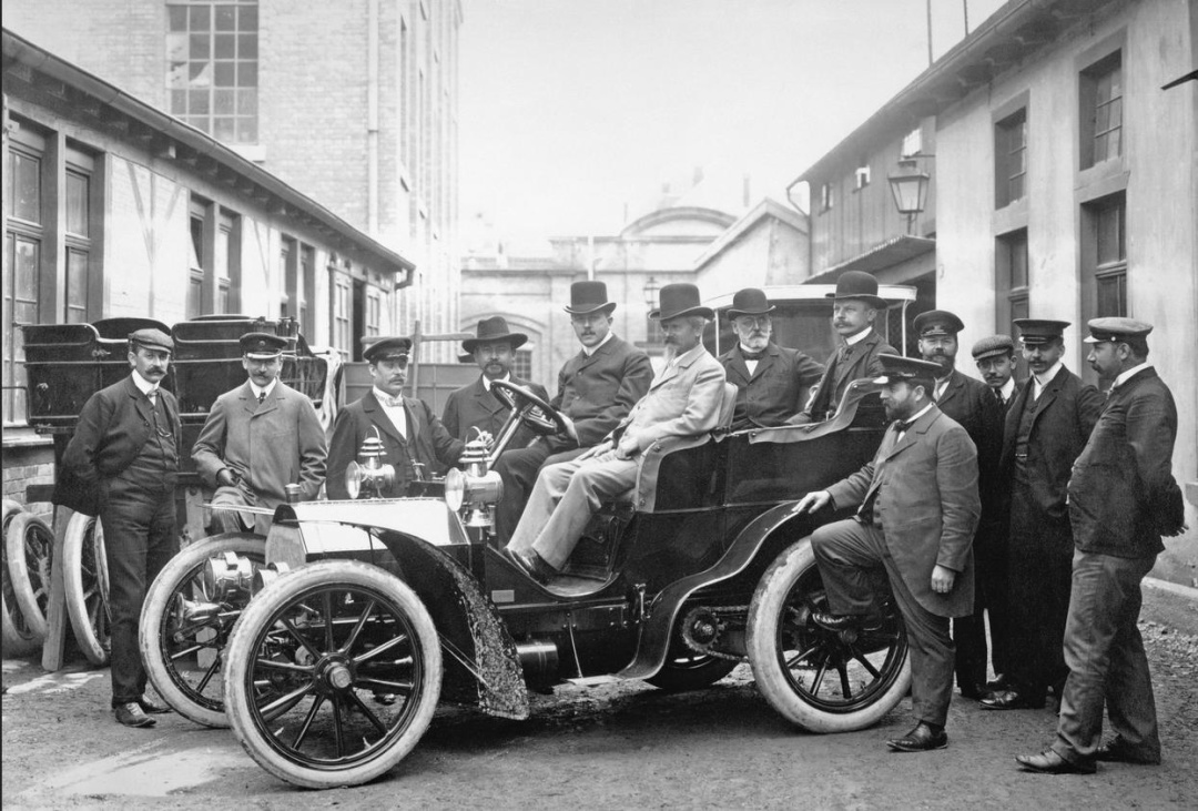 Вільгельм Майбах сидить поруч із водієм, 1903 р.