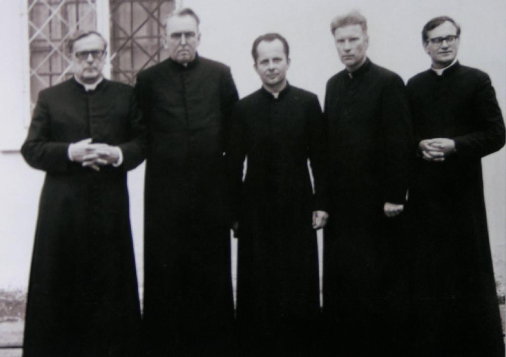 Альфонсас Сварінскас (другий зліва) серед засновників католицького комітету захисту прав віруючих, 1978
