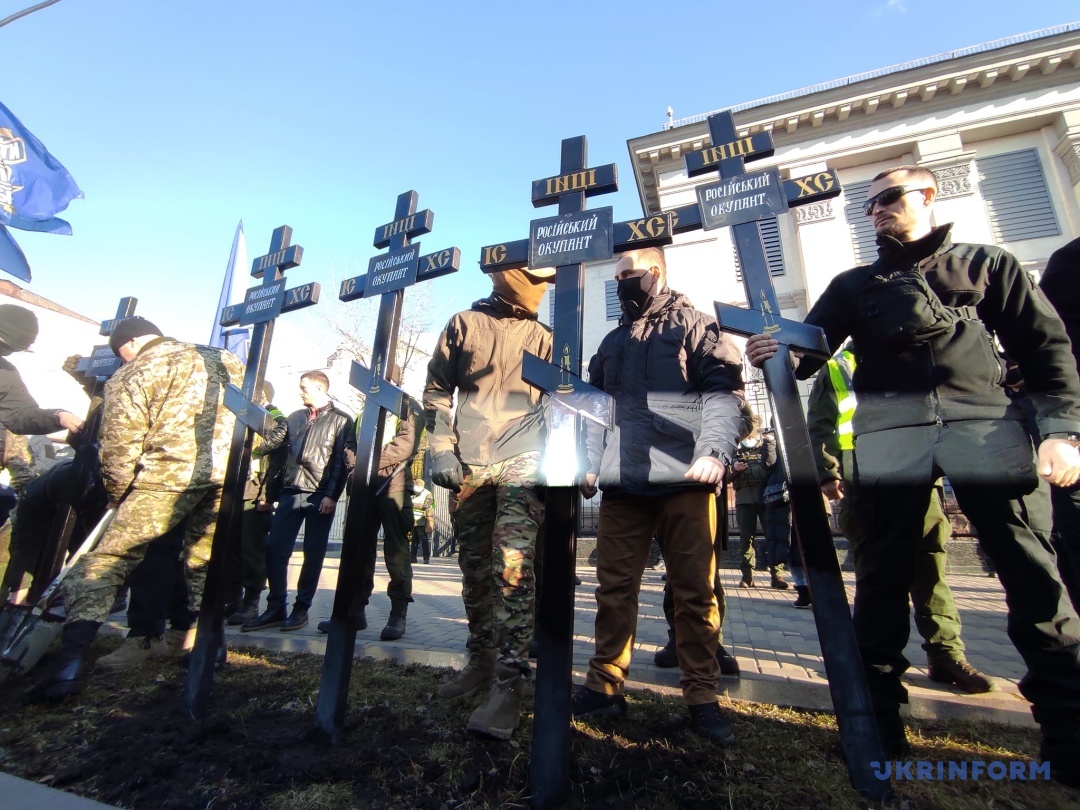 Акція проти агресії: під посольством РФ встановили хрести_4