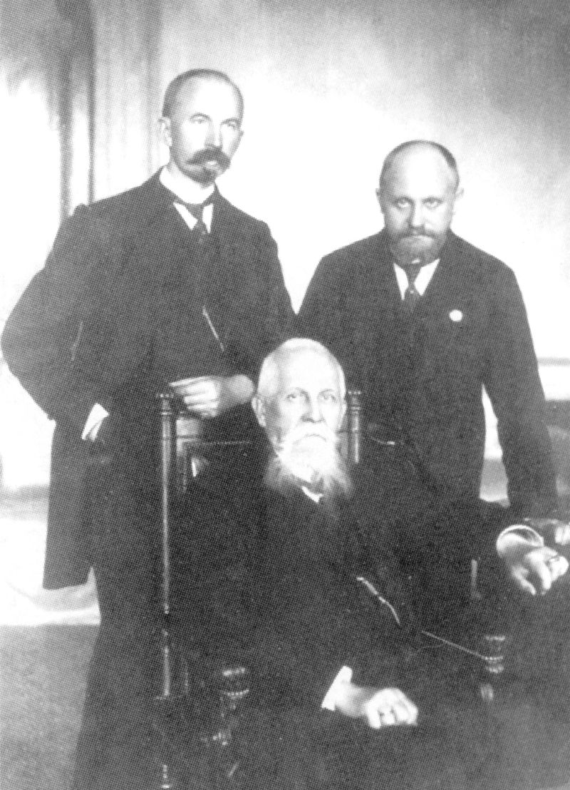 Юліан Романчук (сидить) з Левом Левицьким (ліворуч) та Олександром Колессою (праворуч)