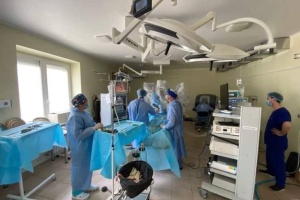 Жінка, яку у Львові оперував з приводу безпліддя робот-хірург, завагітніла