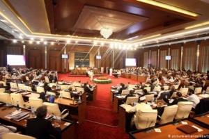 Парламент Ливии перенес президентские выборы и пообещал избрать премьера