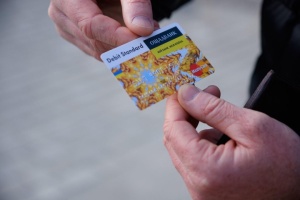 Ощадбанк продовжує зараховувати пенсії на картки, у яких закінчився термін дії