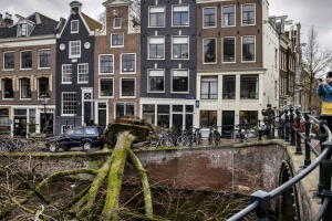 Через шторм у Нідерландах загинули троє людей, зупинено громадський транспорт