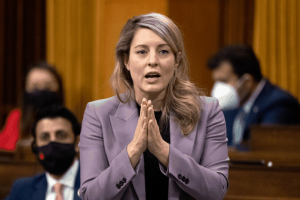 РФ організовує підставні операції та шукає привід для вторгнення в Україну - глава МЗС Канади