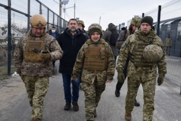 Austrian, Slovak, Czech foreign ministers visit checkpoint in Stanytsia Luhanska