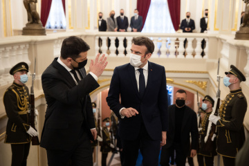 Macron asegura a Zelensky que aumentaría el suministro de armas desde Francia