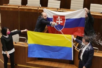 Ukrainische Nationalflagge im slowakischen Parlament mit Wasser beschüttet, Botschaft fordert Entschuldigungen