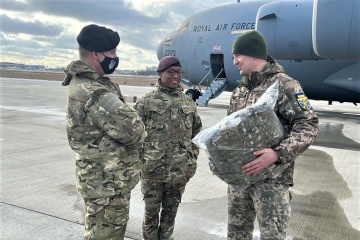 Flugzeug bringt britische Militärhilfe in die Ukraine