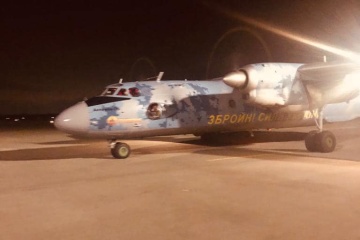 Stingers und Munition: Flugzeuge mit Militärhilfe aus Lettland landen in Ukraine 