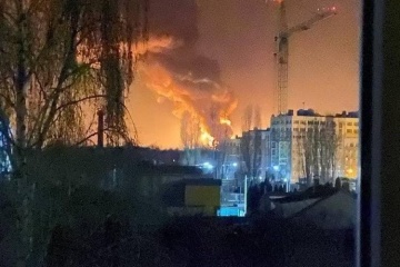 Invasion russe : Vasylkiv touché par des missiles russes, un dépôt pétrolier à proximité en feu