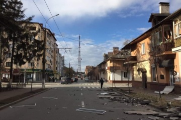 Bombardements nocturnes à Tchernihiv : jardin d'enfants, immeuble et magasin en feu