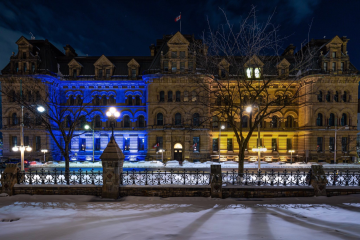 Parlament i Kancelaria Premiera Kanady zostały podświetlone na żółto i niebiesko