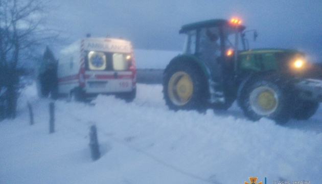 На Житомирщині зі снігового замету витягли шкільний автобус із дітьми