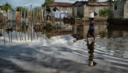 На Гаити из-за дождей реки вышли из берегов, людей эвакуируют