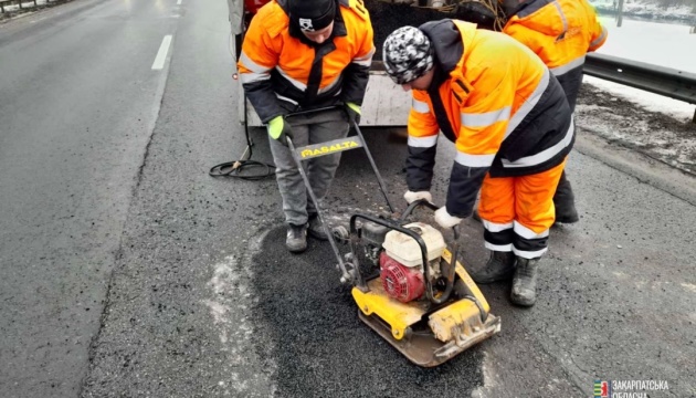 Международную трассу Киев-Чоп на Закарпатье ремонтируют сразу пять бригад дорожников