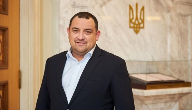 Викритий на хабарі депутат Кузьміних просить тимчасово виключити його з фракції «Слуга народу»