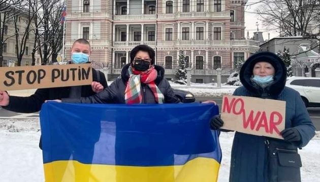 У Ризі під посольством Росії провели пікет #StopPutinNOW