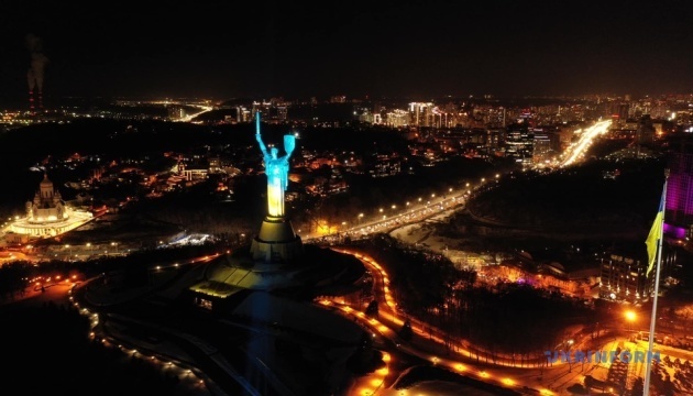 La Estatua de la Madre Patria se ilumina con los colores de la bandera nacional