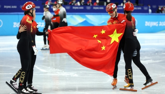Олімпіада-2022: збірна Китаю з шорт-треку перемогла у мікст-естафеті