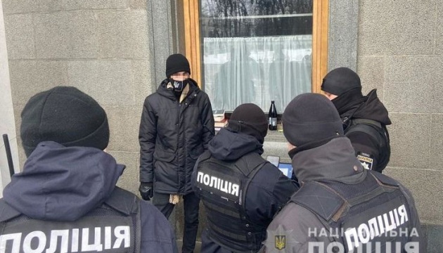 Киевские полицейские задержали хулигана, кинувшего молоток в окно ВРУ