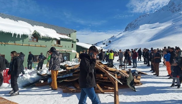 У Туреччині сніг обвалив навіс у гірськолижному центрі: є постраждалі