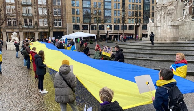 В Амстердамі на мітингу проти російської агресії розгорнули 30-метровий прапор України