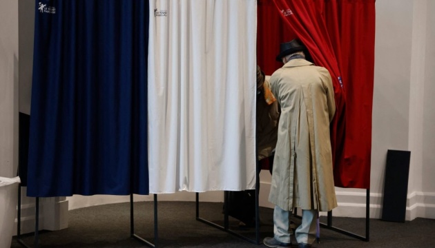 Вибори у Франції: третій «призер» закликав своїх прибічників не голосувати за Ле Пен