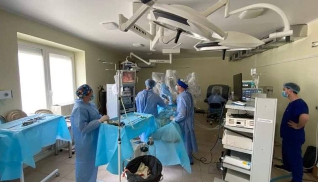 Жінка, яку у Львові оперував з приводу безпліддя робот-хірург, завагітніла