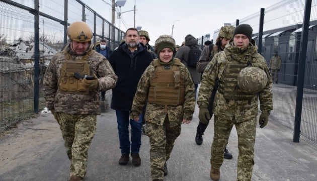 Austrian, Slovak, Czech foreign ministers visit checkpoint in Stanytsia Luhanska