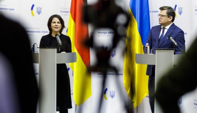 Бербок пообіцяла Україні збільшити фінансову підтримку