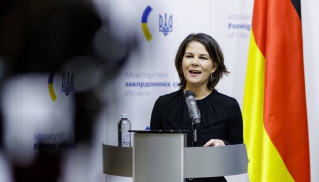 Baerbock verspricht mehr finanzielle Unterstützung der Ukraine