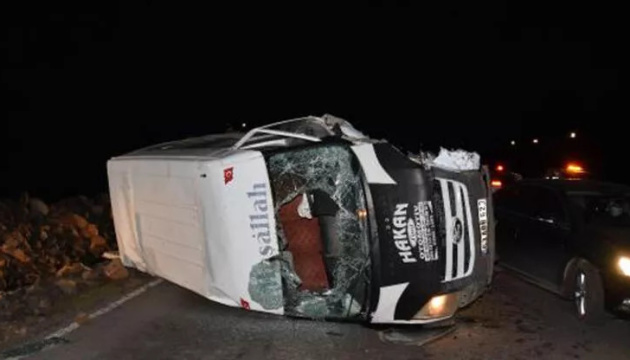 У Туреччині перекинувся автобус, 13 постраждалих