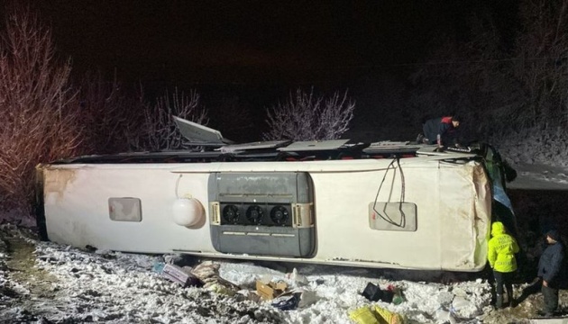 У Туреччині через снігопад перекинувся автобус, десятки постраждалих