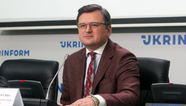 Dmytro Kouleba : La question du non-alignement n'a pas été soulevée lors de la visite du président Macron à Kyiv