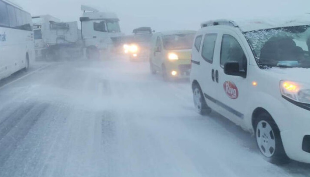Сніг у Туреччині заблокував майже 800 доріг