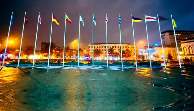 Бело-красно-белый флаг в Днепре. В свободной стране Бело-красно-белый флаг в Днепре. В свободной стране